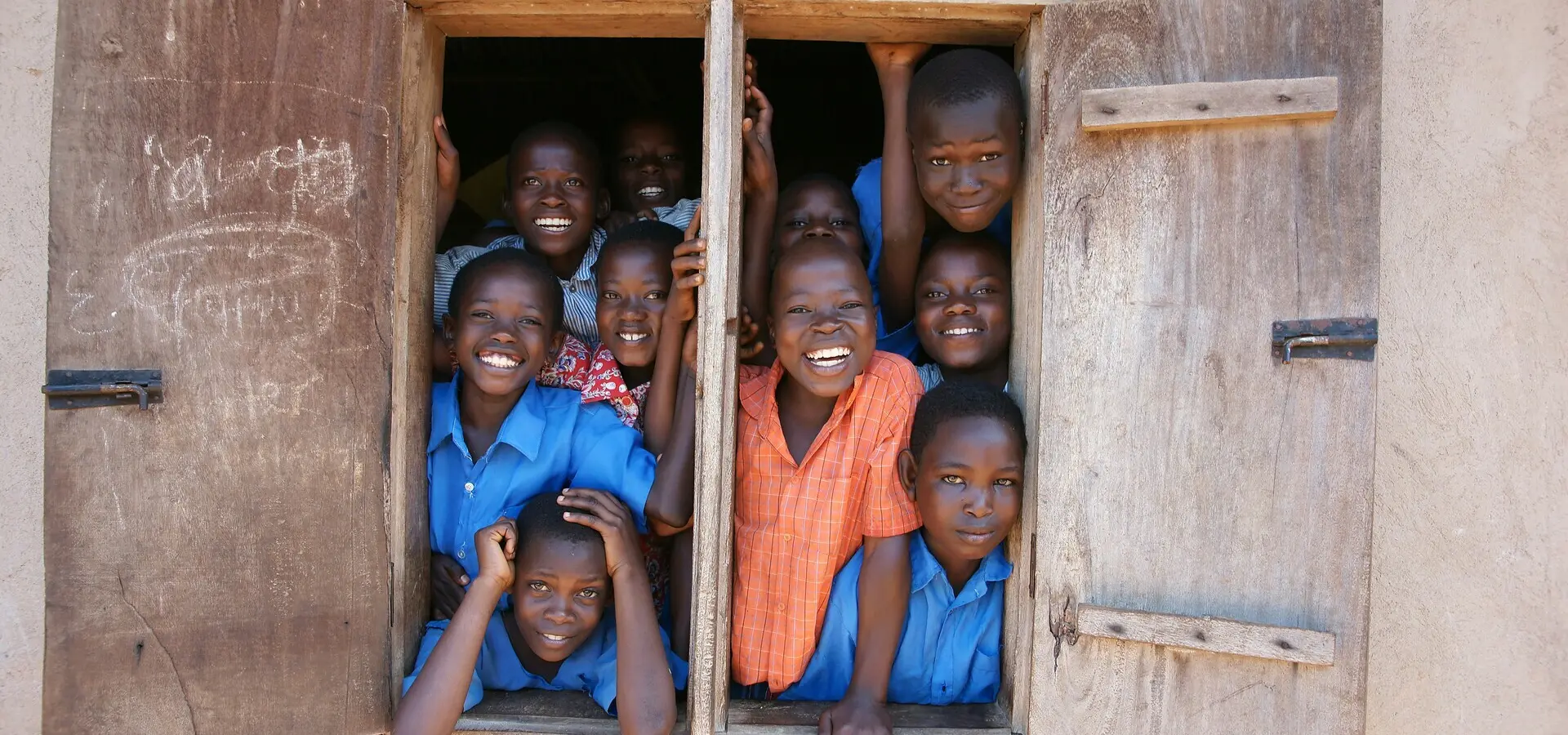 Avila Travel Uganda niños en la escuelajpg