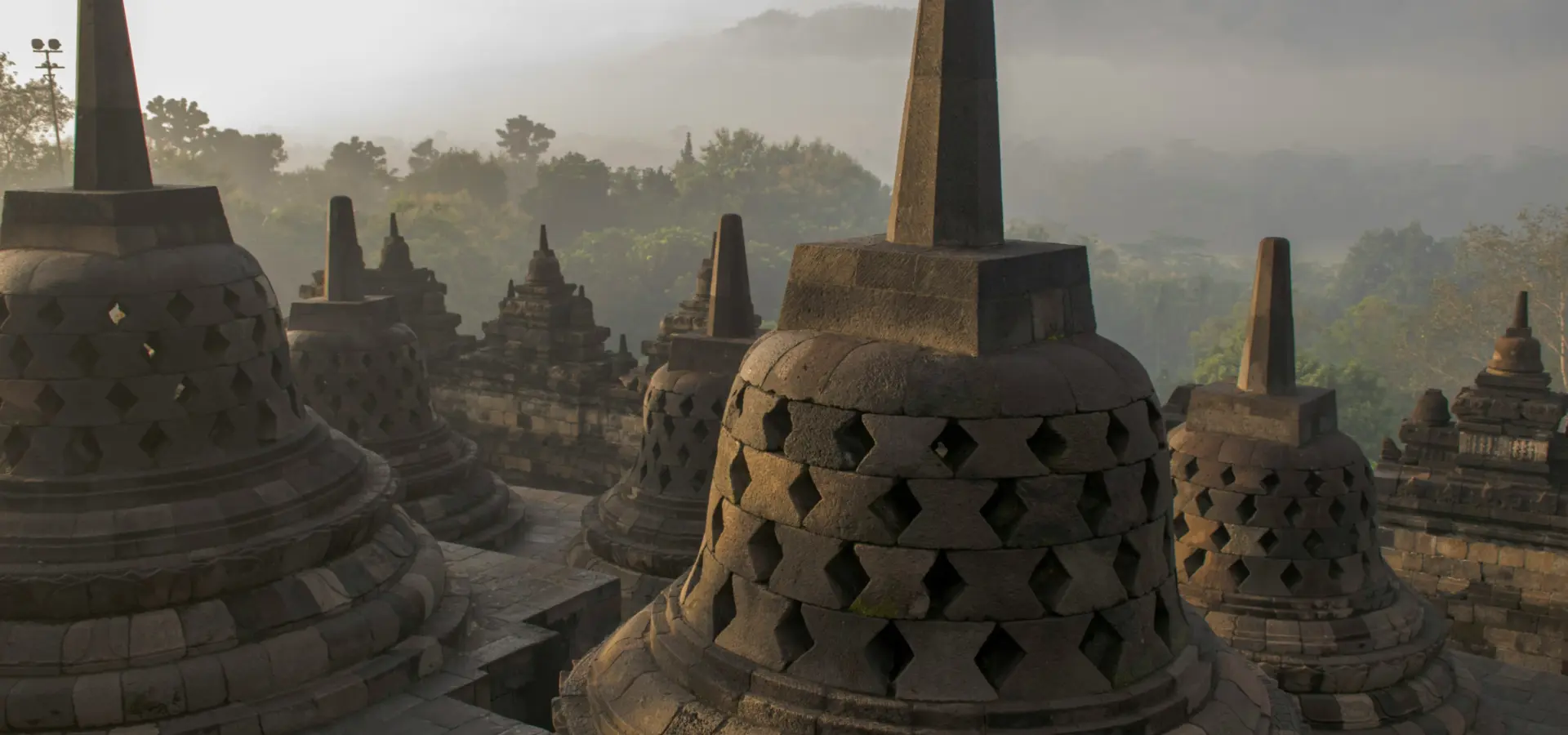 Avila Travel Indonesia Borobodur en la niebla