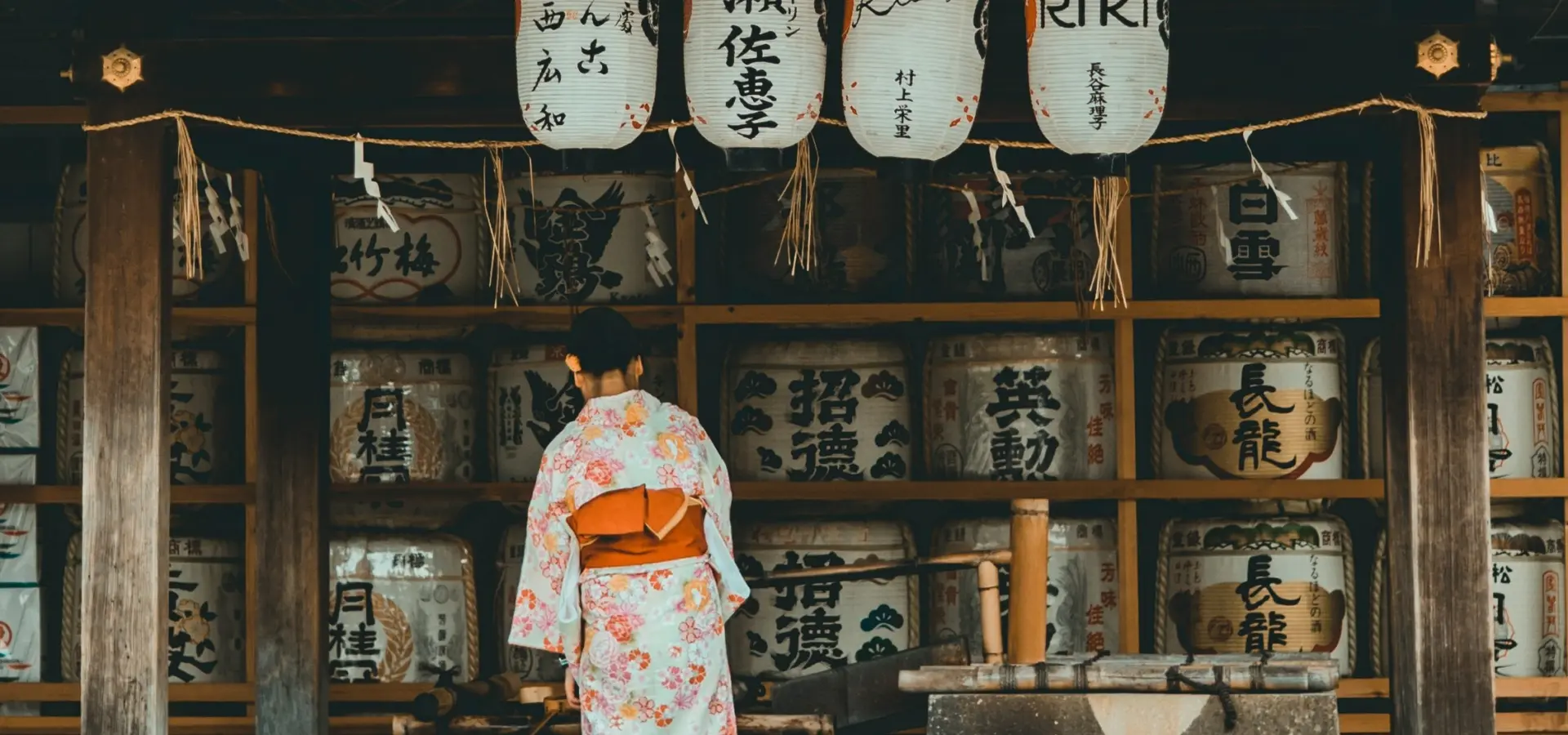 Avila Travel Japón Tokio mujer en un templo