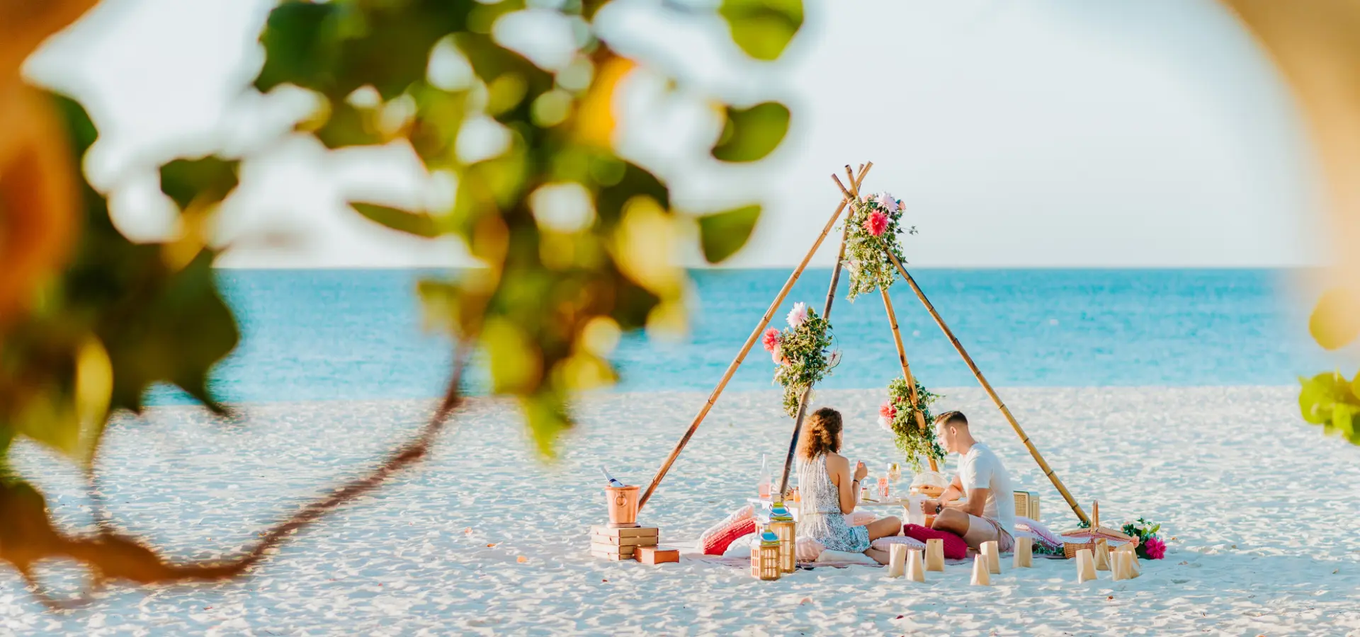Avila Travel Aruba Autorizada por la Autoridad de Turismo de Aruba aruba com Pareja disfrutando de un picnic romántico en Eagle Beach