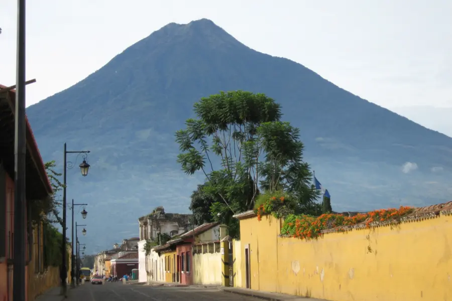 Avila Viajes: pueblo local de Guatemala con volcán