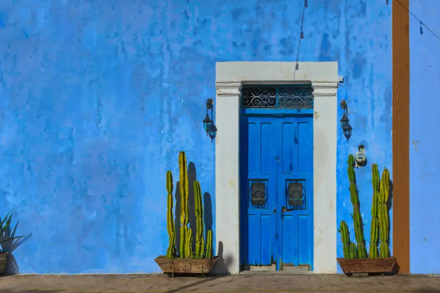 Avila Viajes: colorida fachada con puerta en México