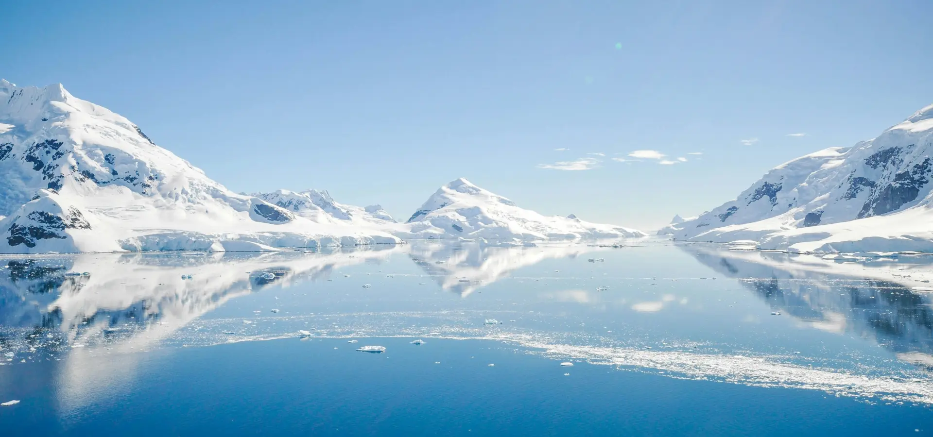 Avila Travel Antártida Isla Elefante icebergs con océano