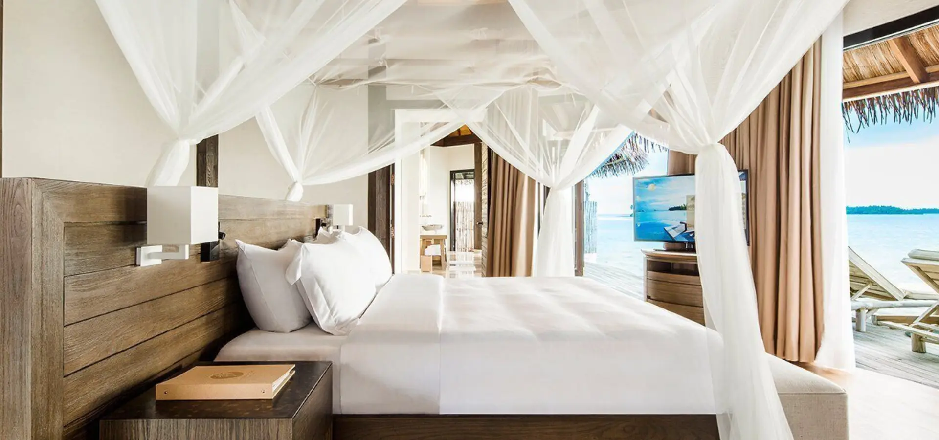 Dormitorio de una villa sobre el agua