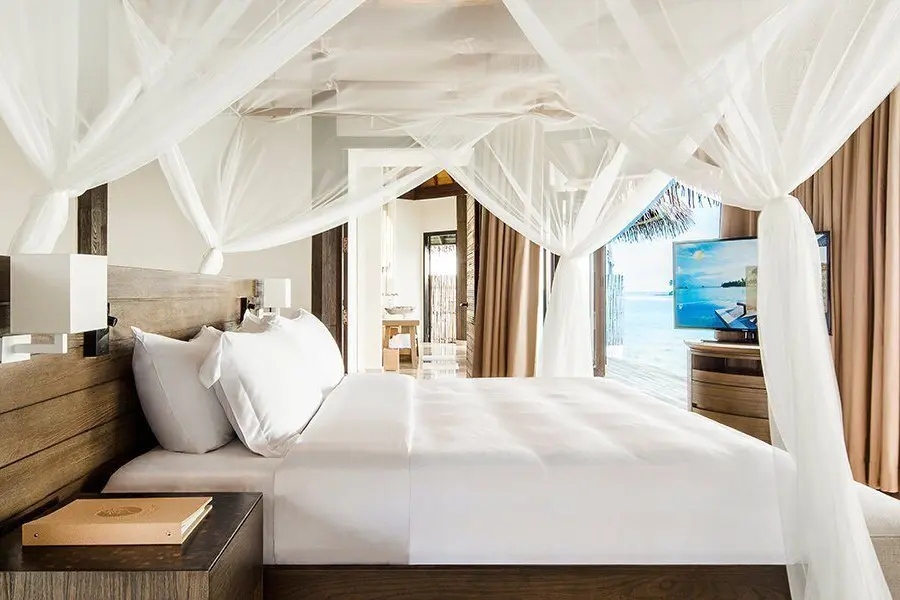 Dormitorio de una villa sobre el agua