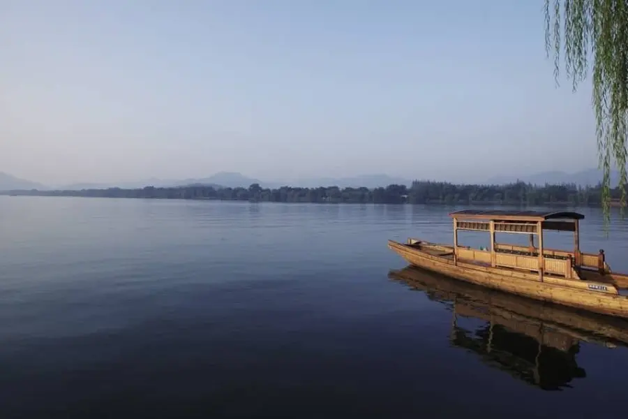 Barco en el lago del Oeste de Hangzhou 1600x900
