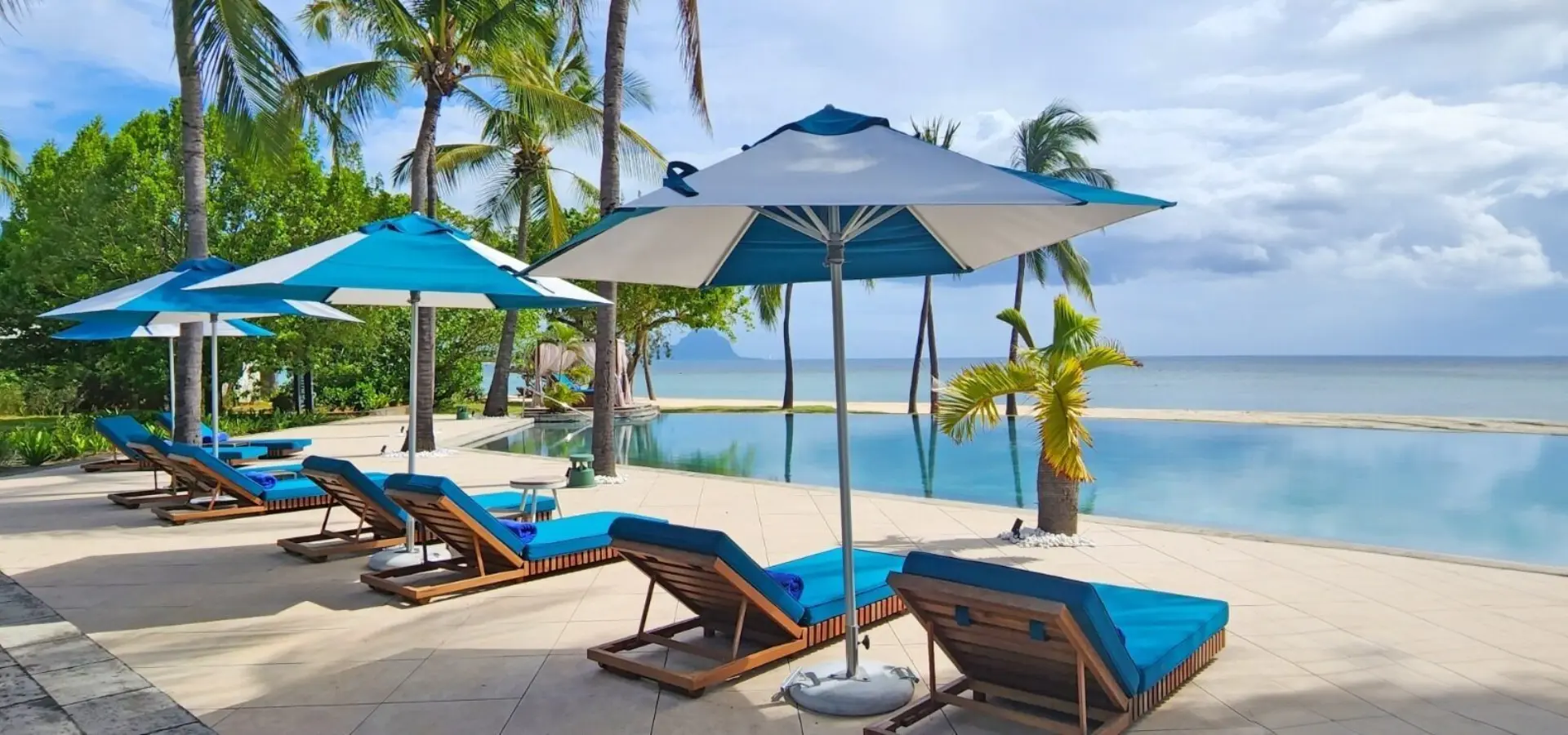 Piscina principal con tumbonas le morne view