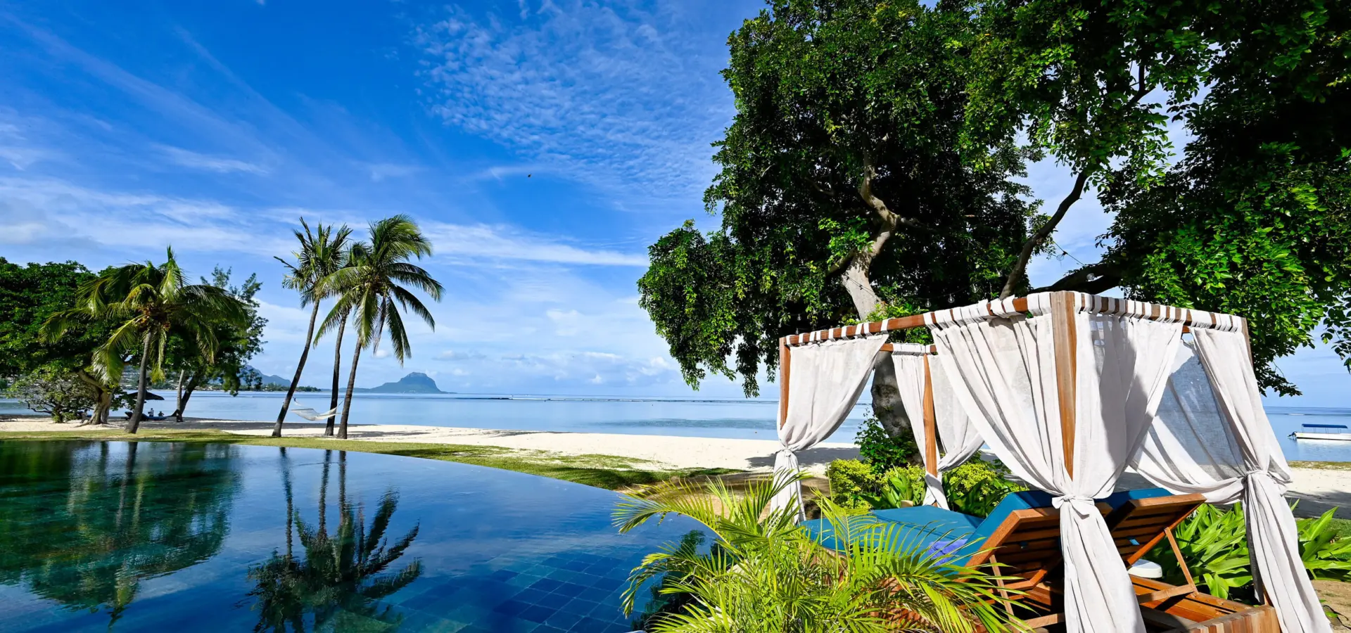 Piscina principal con cabaña hamaca le morne