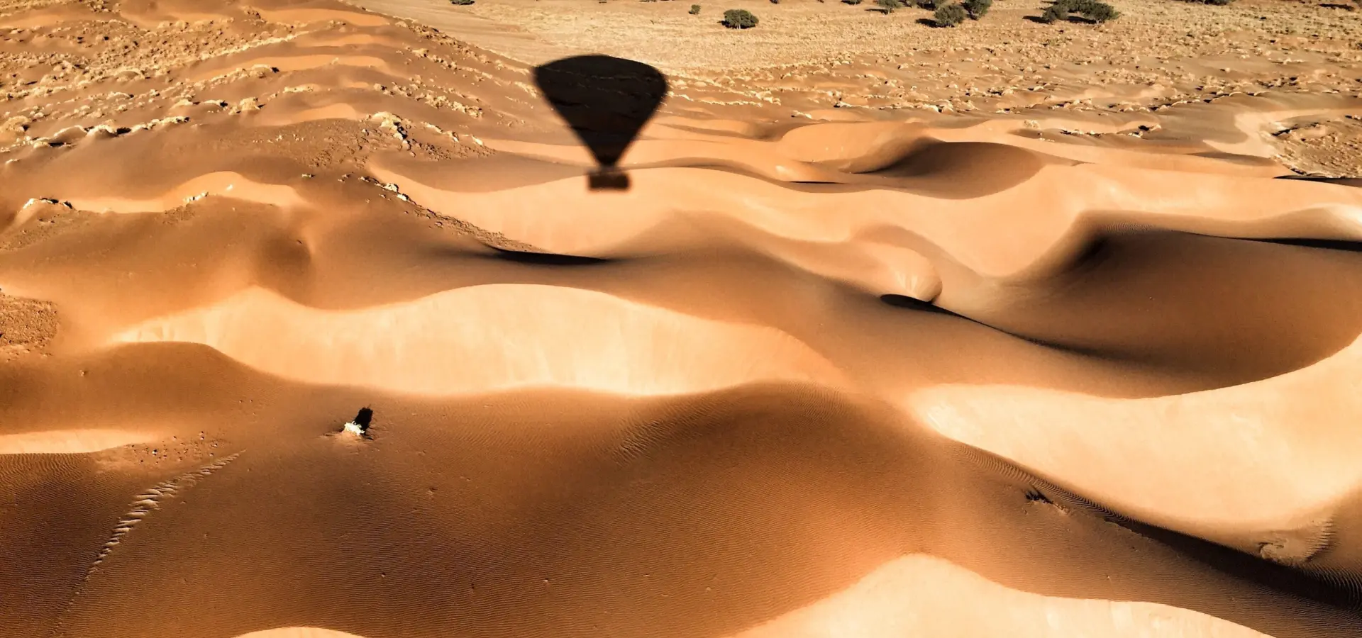 Balloon shadow in dunes