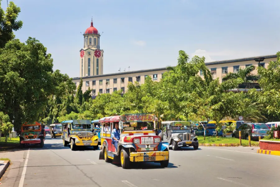 Transporte local en jeepney en Manila