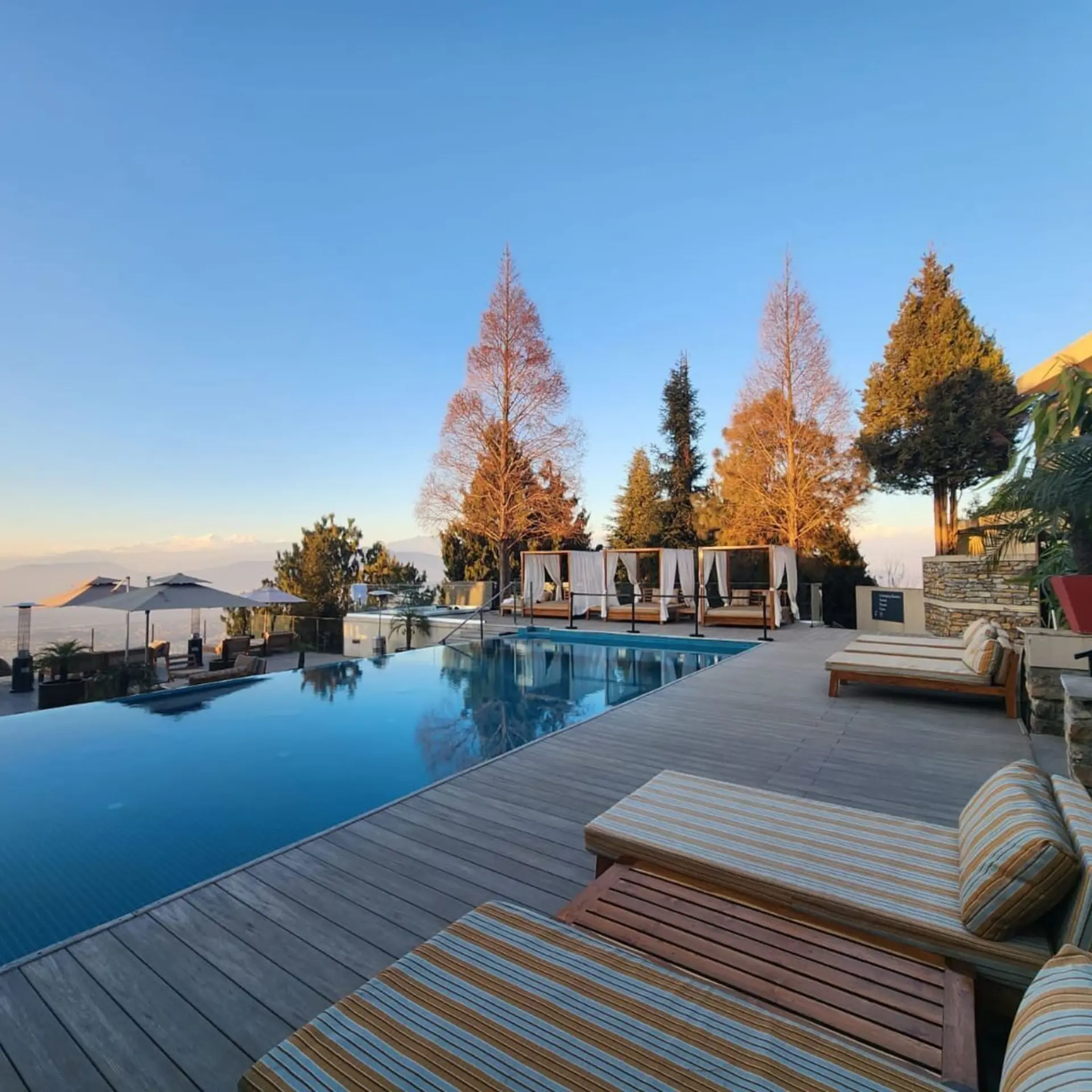 1747325531096 piscina cubierta bistro3