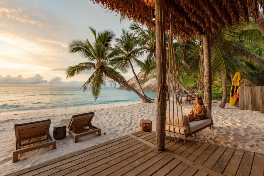 North Island Dining and Cuisine: un huésped del West Beach Bar en un columpio