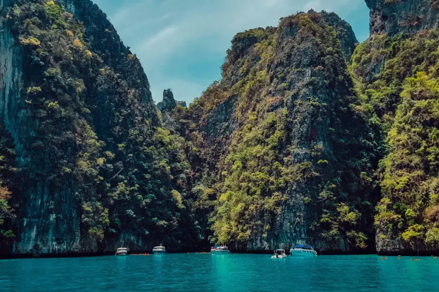 Avila travel tailandia ko phi phi mar con montañas