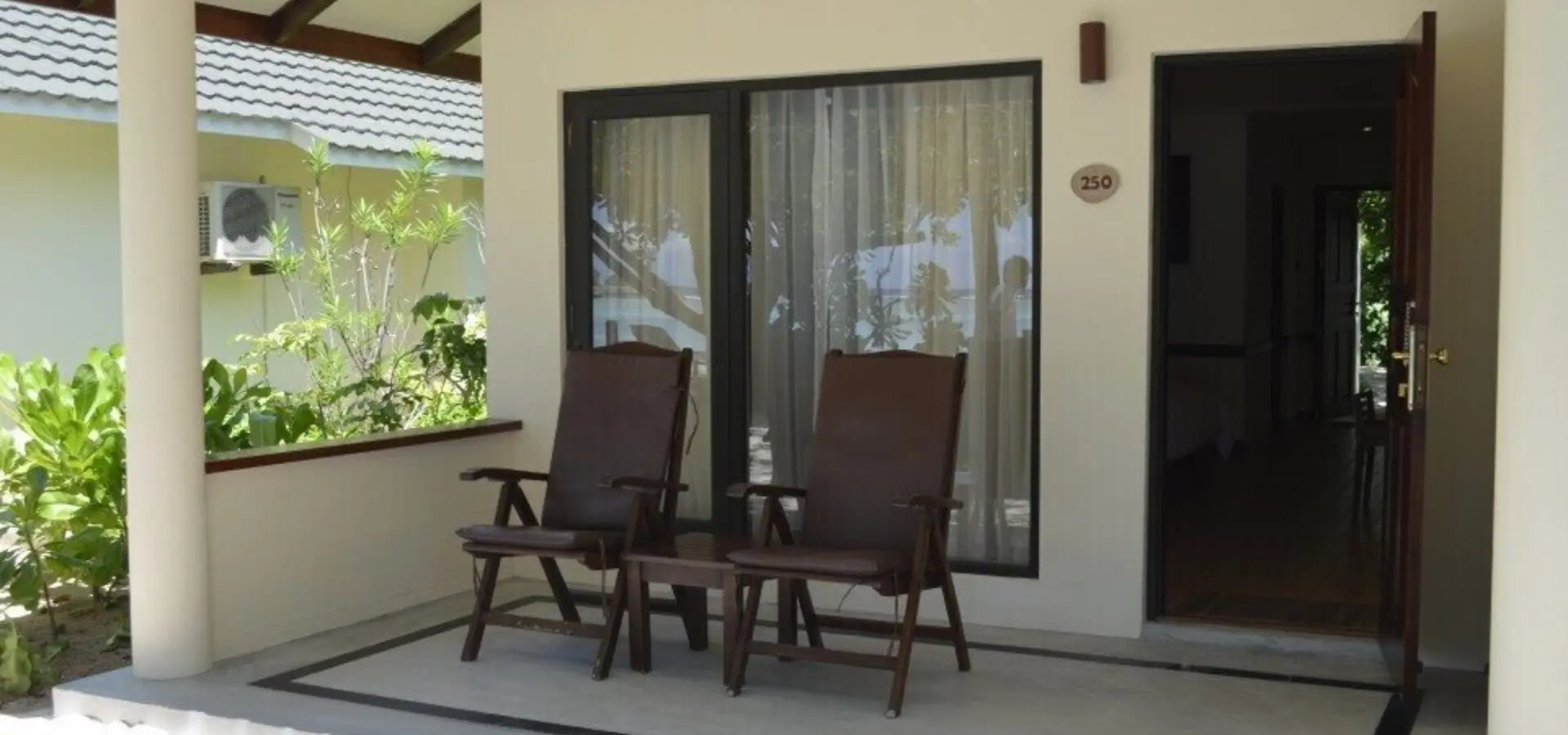 Foto del exterior de una villa en la playa