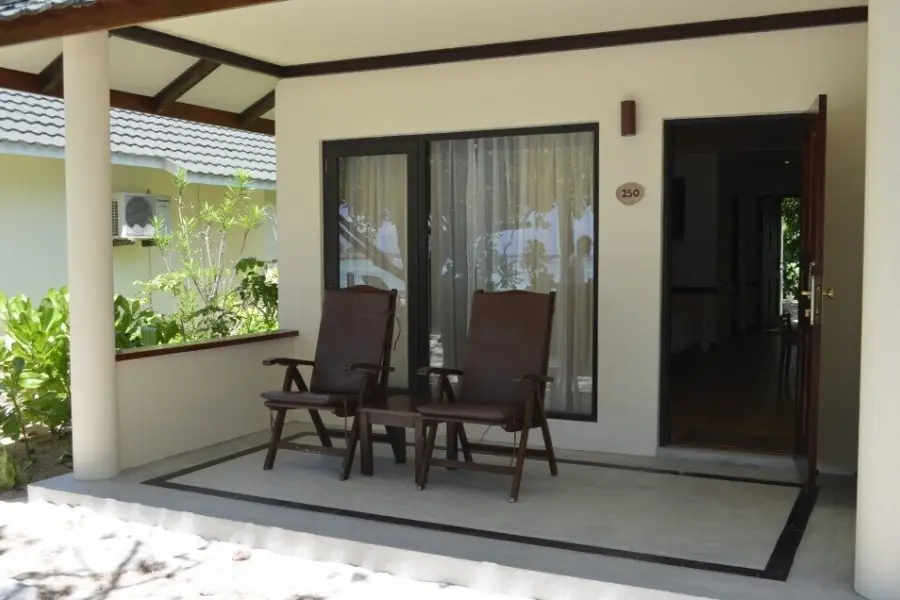Foto del exterior de una villa en la playa